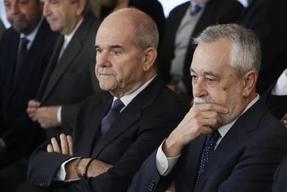 Los expresidentes socialistas de la Junta de Andalucía Manuel Chaves y José Antonio Griñán, en enero de 2018, durante una de las sesiones de la vista celebrada en la Audiencia de Sevilla.