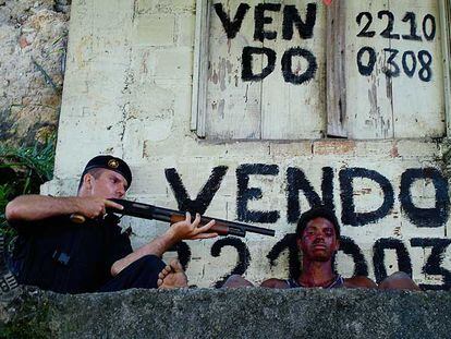 Fotograma de la película brasileña <i>Tropa de élite,</i> de José Padilha, Oso de Oro en la última Berlinale.