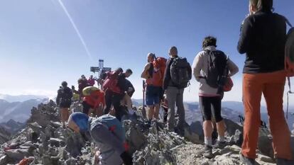 Cua d'excursionistes a la Pica d'Estats, al Pirineu.