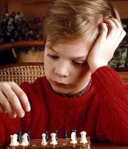 Un niño juega al ajedrez.