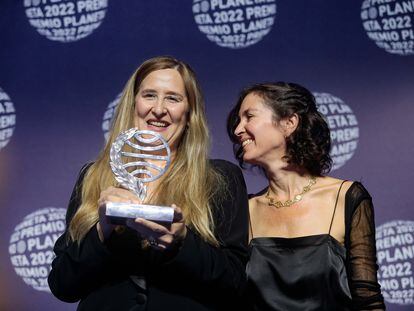 Luz Gabás ganadora del 71º Premio Planeta por su obra 'Lejos de Luisiana', junto a la finalista Cristina Campos en la entrega del galardón en el  Museu Nacional d'Art de Catalunya.