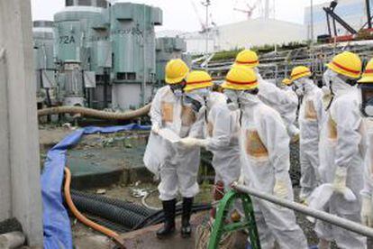 Miembros de la Autoridad de Regulaci&oacute;n Nuclear inspeccionan Fukushima. 