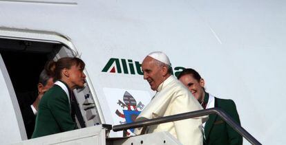 El papa Francisco saluda a las azafatas de Aitalia antes de emprender viaje hoy desde Roma a Río de Janeiro, donde presidirá la XXVIII Jornada Mundial de la Juventud Católica