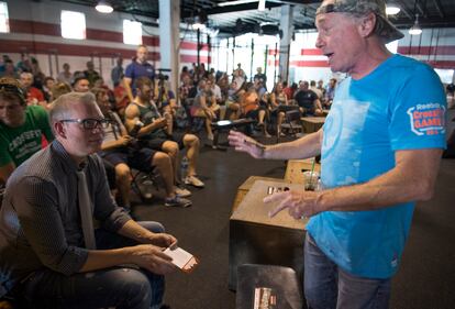 Greg Glassman, fundador y ex director ejecutivo de CrossFit, en una reunión con los empleados de su empresa en 2015.