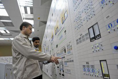 Unos t&eacute;cnicos controlan el funcionamiento de la central nuclear de Bushehr, en el suroeste de Ir&aacute;n. 