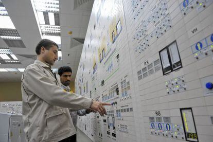 Unos técnicos controlan el funcionamiento de la central nuclear de Bushehr, en el suroeste de Irán.