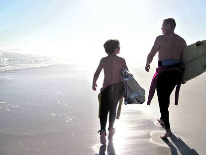 Padre e hijo, preparados para hacer surf.