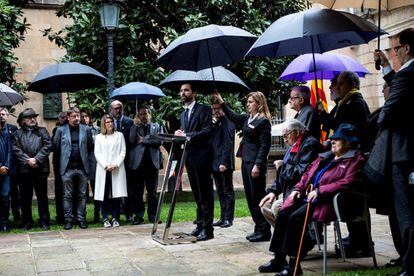 Roger Torrent (centro), en un homenaje a las víctimas y represaliados del Franquismo, este viernes.