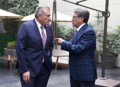 Adán Augusto López, secretario de Gobernación, conversa con Ricardo Monreal en el Senado de la República, en agosto.