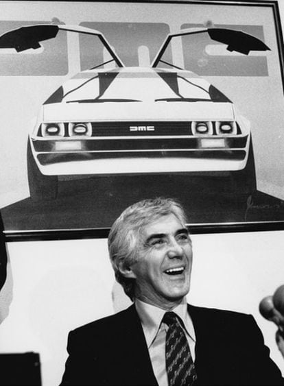 El fabricante de automóviles John DeLorean contesta a las preguntas de los periodistas durante una rueda de prensa celebrada en Nueva York en 1982.