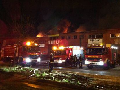 Bomberos de la Comunidad de Madrid extinguen el incendio de las naves industriales en un polígono industrial de San Sebastián de los Reyes (Madrid). 