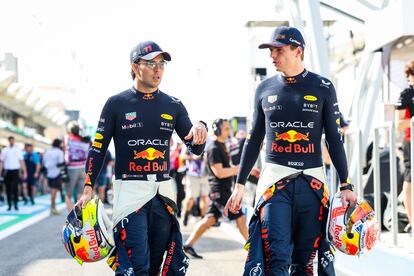 El piloto mexicano Checo Pérez junto al holandés Max Verstappen, durante la semana de pruebas en Bahréin.