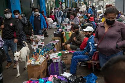 Un mercadillo ambulante, el pasado jueves, en Lima (Perú, uno de los países más golpeados por el virus).