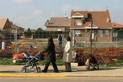 Vecinos de Villanueva de la Torre, el municipio español con mayor índice de hipotecas.