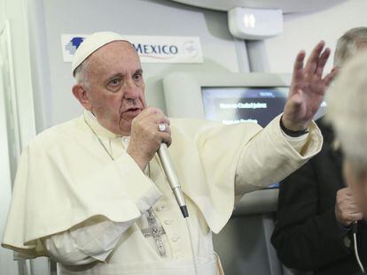 El papa Francesc es dirigeix als periodistes a bord de l'avió que el trasllada de Mèxic a Itàlia, el 18 de febrer.