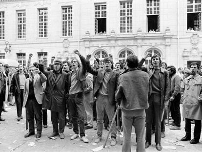 Estudiantes en La Sorbona levantan el puño el 3 de mayo de 1968.