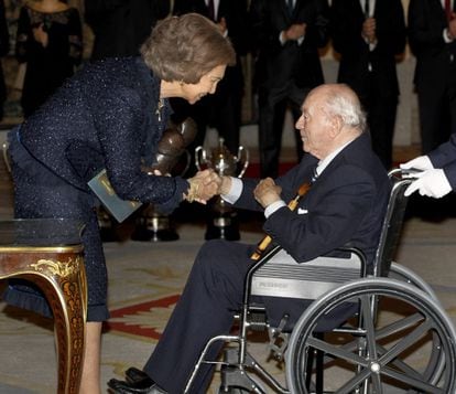 La reina Sofía saluda a Di Stéfano.