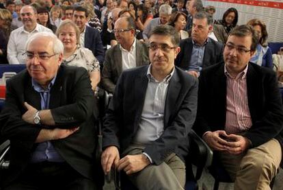 El presidente de Asturias, Vicente Álvarez Areces, el 'lehendakari', Patxi López, y el presidente de la Junta de Extremadura, Guillermo Fernández Vara, durante el Comité Federal del PSOE.