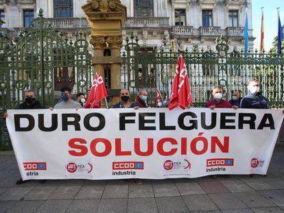 Trabajadores de la compañía Duro Felguera se concentran el 3 de febrero de 2021 ante la Junta General del Principado, en Oviedo.  EFE/ J.L.Cereijido/Archivo