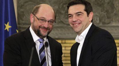 El nuevo primer ministro griego, Alexis Tsipras (derecha) y el presidente del Parlamento Europeo, Martin Schulz, en Atenas, el 29 de enero.