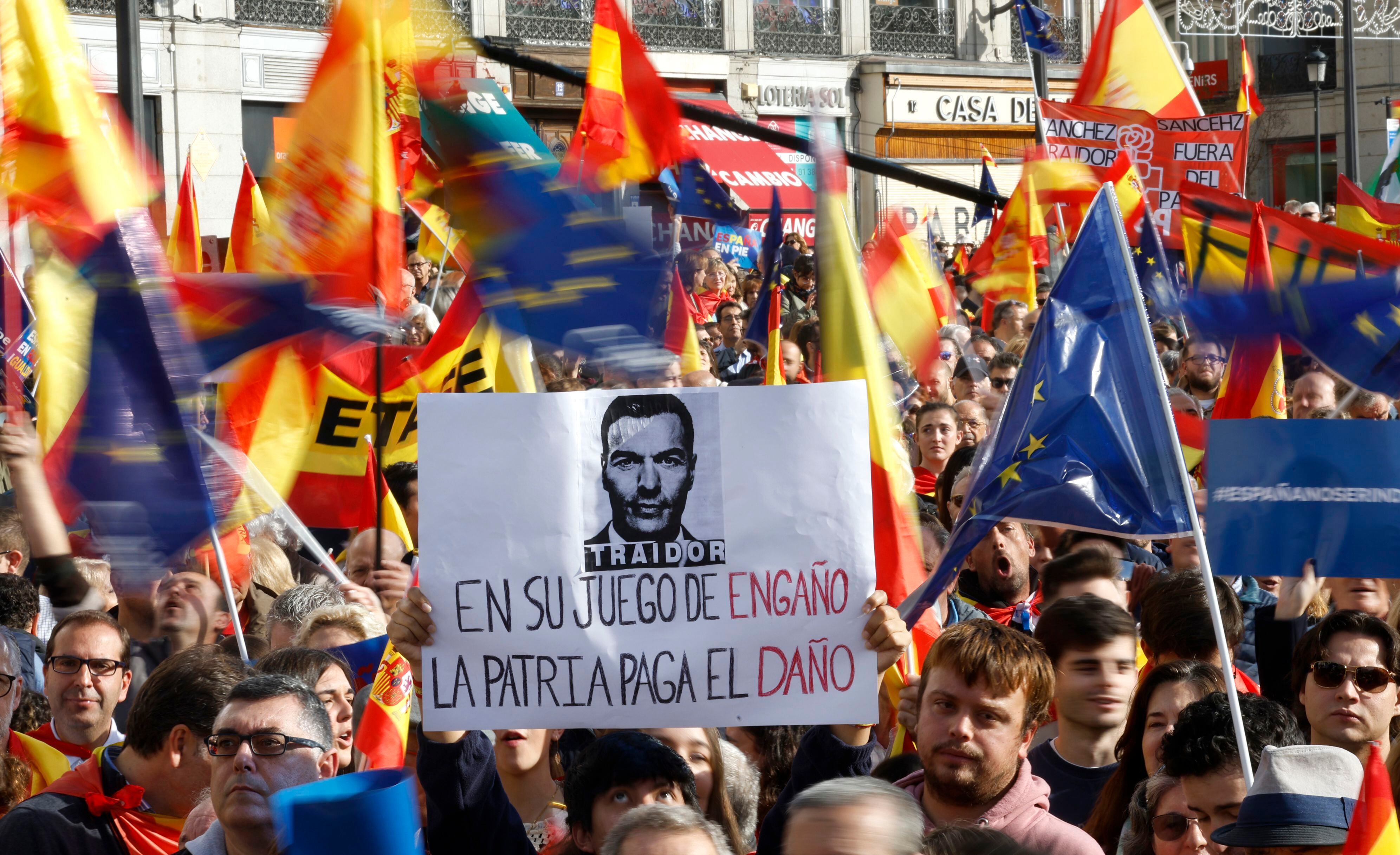 Un manifestante sujetaba un cartel contra el presidente en funciones, Pedro Sánchez, durante la concentración en la Puerta del Sol de Madrid.