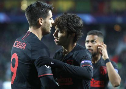 Morata felicita a João Félix tras su gol.