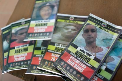Ofertas de recompensa por la captura del Koki y miembros de su pandilla, en el barrio Cota 905 de Caracas, el 12 de julio pasado.