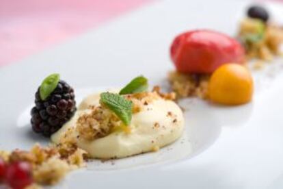 Mousse de queso, 'crumble' con hierbas del bosque y frutos rojos, en el restaurante Dabbawala, en Madrid.