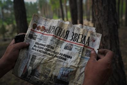 Ejemplar del 18 de marzo del diario ruso `Estrella Roja' hallado en el bosque que el ejército de Ucrania bombardeó el día 27 de ese mes