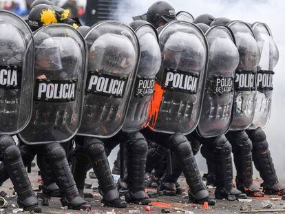 La policía antidisturbios toma posición durante los enfrentamientos con manifestantes a las afueras del Congreso, en Buenos Aires.