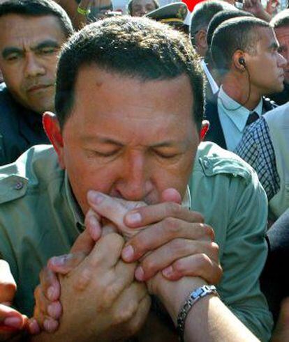 Hugo Chávez, besando a sus seguidores en Porto Alegre (Brasil), en enero de 2003.
