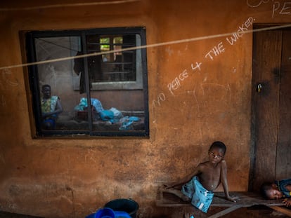 En la imagen, "No hay paz para los malvados" escrito en la habitación de Anayo Mbah en el hospital de Umuida, Nigeria, este febrero.