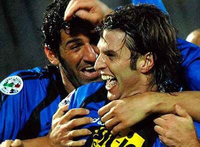 Cristiano Doni es felicitado por su compañero Carrozzieri tras marcar un gol.