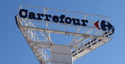 Logotipo de Carrefour en uno de sus establecimientos