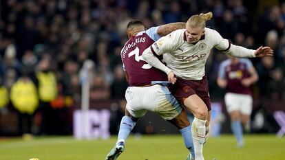 Diego Carlos le gana el balón a Haaland en una acción en Villa Park, este miércoles.