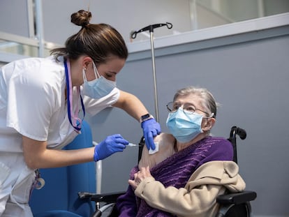 Una profesional sanitaria vacuna a una mujer durante la vacunación de los mutualistas de Muface, Isfas y Mugeju, en marzo en Madrid.