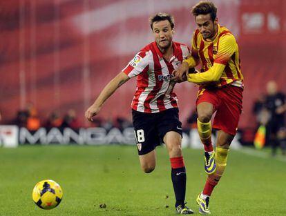 Gurpegui y Neymar pelean por el balón.