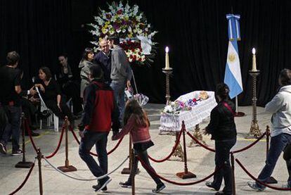 Capilla ardiente de Ernesto Sabato en la sede del Club Social y Deportivo Defensores, en la localidad de Santos Lugares.