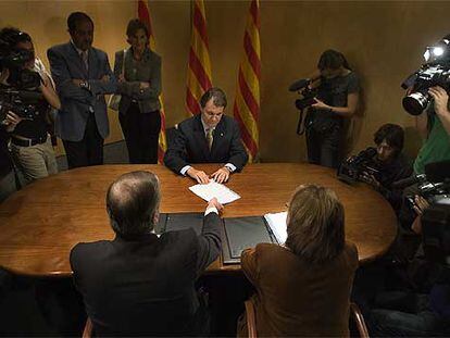 El candidato de CiU a presidente de la Generalitat, Artur Mas, firma ante notario su  <i>Contrato con los catalanes</i>.