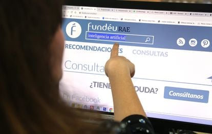 Una usuaria consulta la palabra inteligencia artificial en la web de la FundéuRAE.