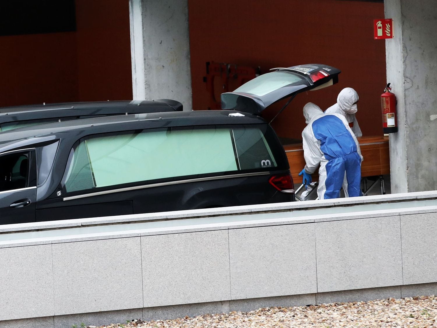 Traslado de un fallecido desde el hospital Universitario Puerta de Hierro, en Majadahonda. Samuel Sánchez / EL PAÍS