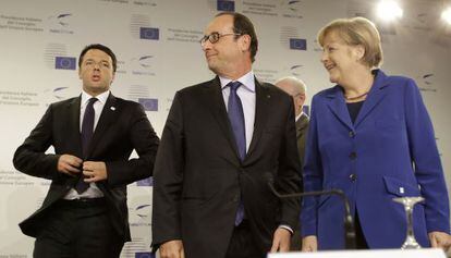 Renzi, Hollande yMerkel, en la cumbre europea de Mil&aacute;n.