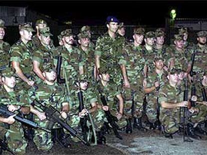 El Príncipe posa junto a soldados del acuartelamiento español en Mostar. FOTO DE GRUPO