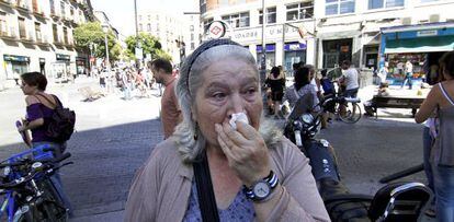 Candela Logros&aacute;n, llorosa, en la manifestaci&oacute;n celebrada el mi&eacute;rcoles en la plaza de Lavapi&eacute;s para protestar por su inminente desahucio. 