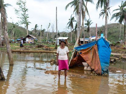 Las abundantes lluvias inundaron vecindarios enteros de Siargao. Esta mujer y siete familiares duermen en casa de su hijo, a escasos metros de donde se encuentra. El baño es lo único en pie de su hogar.
