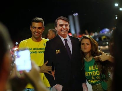 Seguidores de Jair Bolsonaro, el domingo tras la victoria de este, en Brasilia.