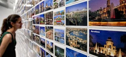 Montaje de postales de las tres ciudades en la exposición <i>Barcelona-Valencia-Palma</i>.
