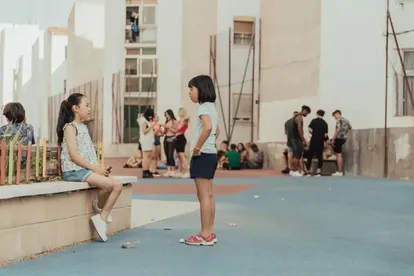 Las dos niñas protagonistas de la película, en el patio del colegio.