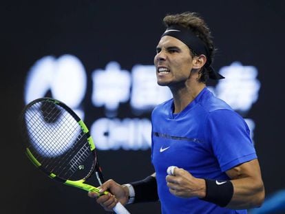 Rafael Nadal celebra frente a Lucas Pouille en Pek&iacute;n.