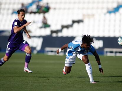 Awaziem cede el balón a Cuéllar ante Ünal, instantes antes del 0-1.